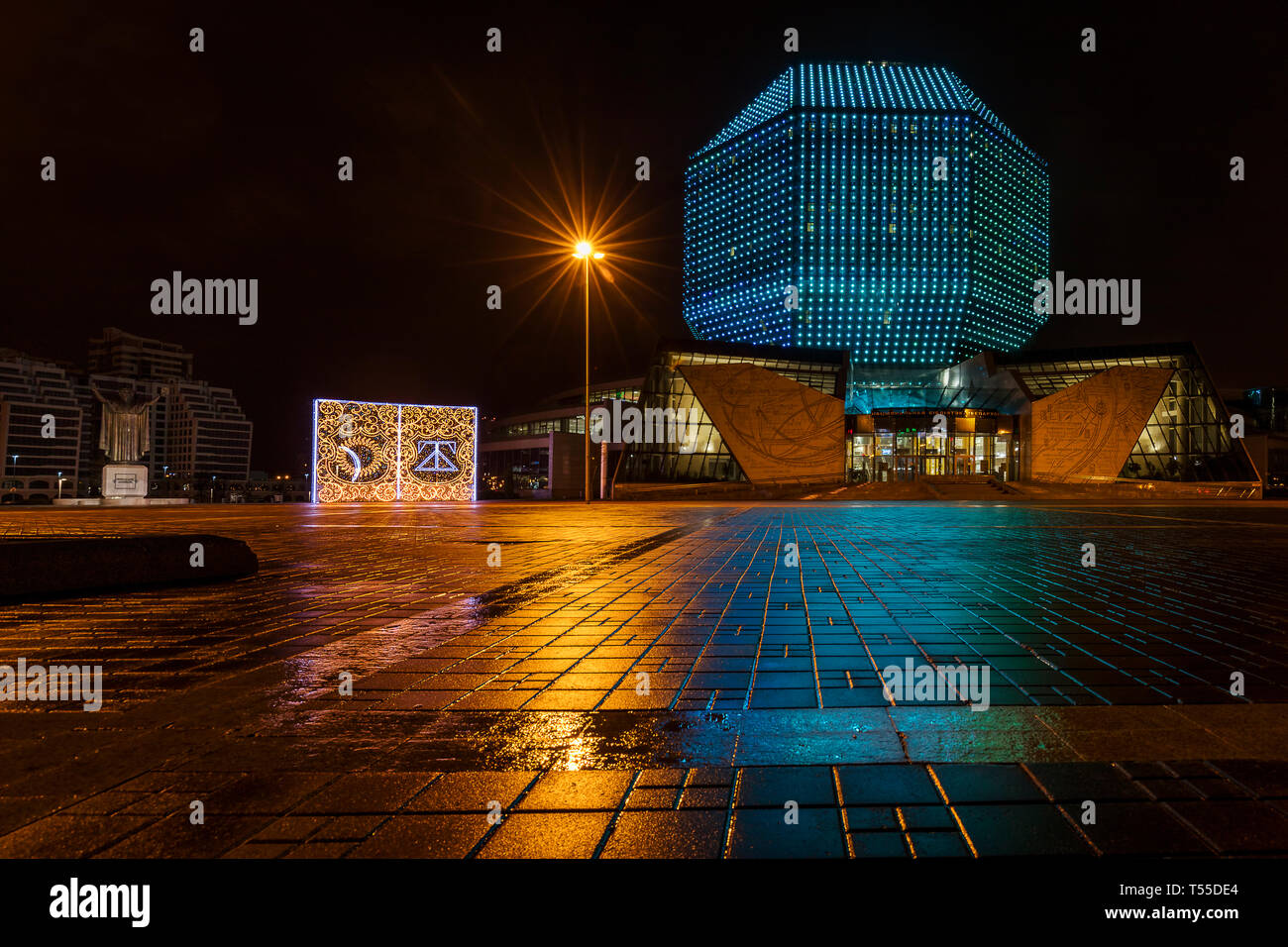 Die Nationalbibliothek von Belarus in Minsk bei Nacht Stockfoto