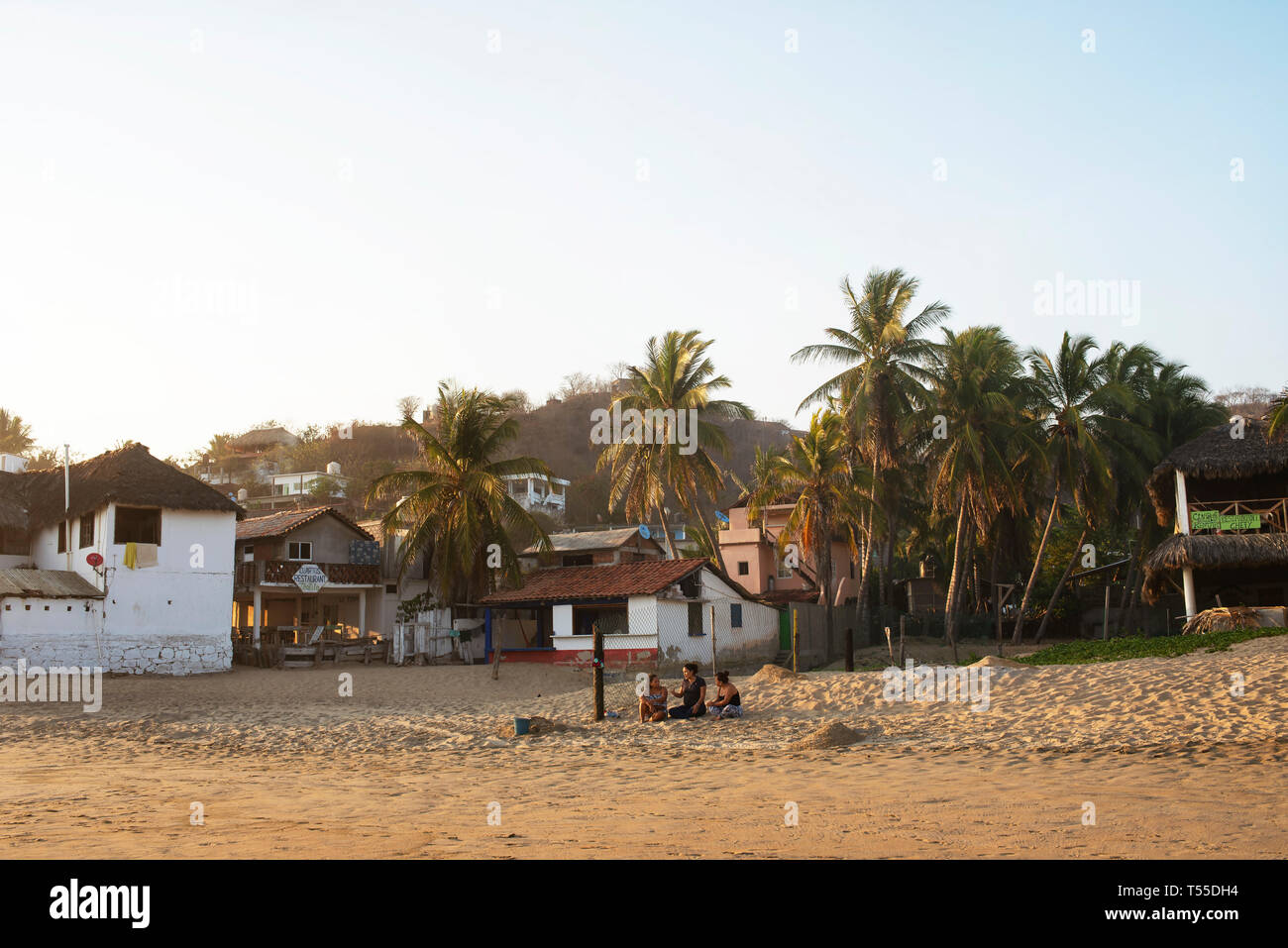 Lokale Frauen genießen der tropischen Strand von Zipolite. Oaxaca, Mexiko. Apr 2019 Stockfoto