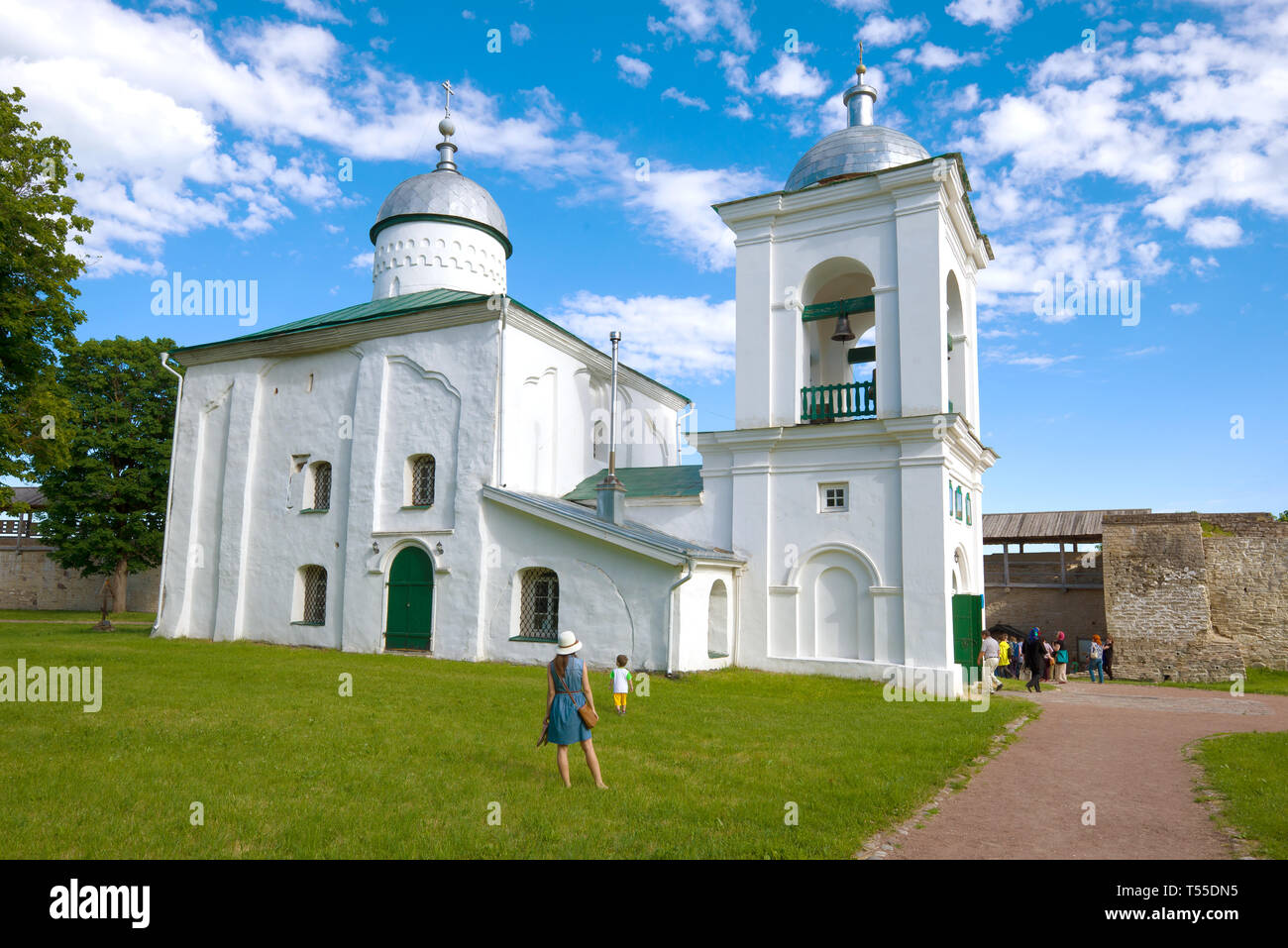 IZBORSK, Russland - Juni 06, 2018: sonnigen Juni Tag in der St.-Nikolaus-Kirche. Izborsk Festung Stockfoto
