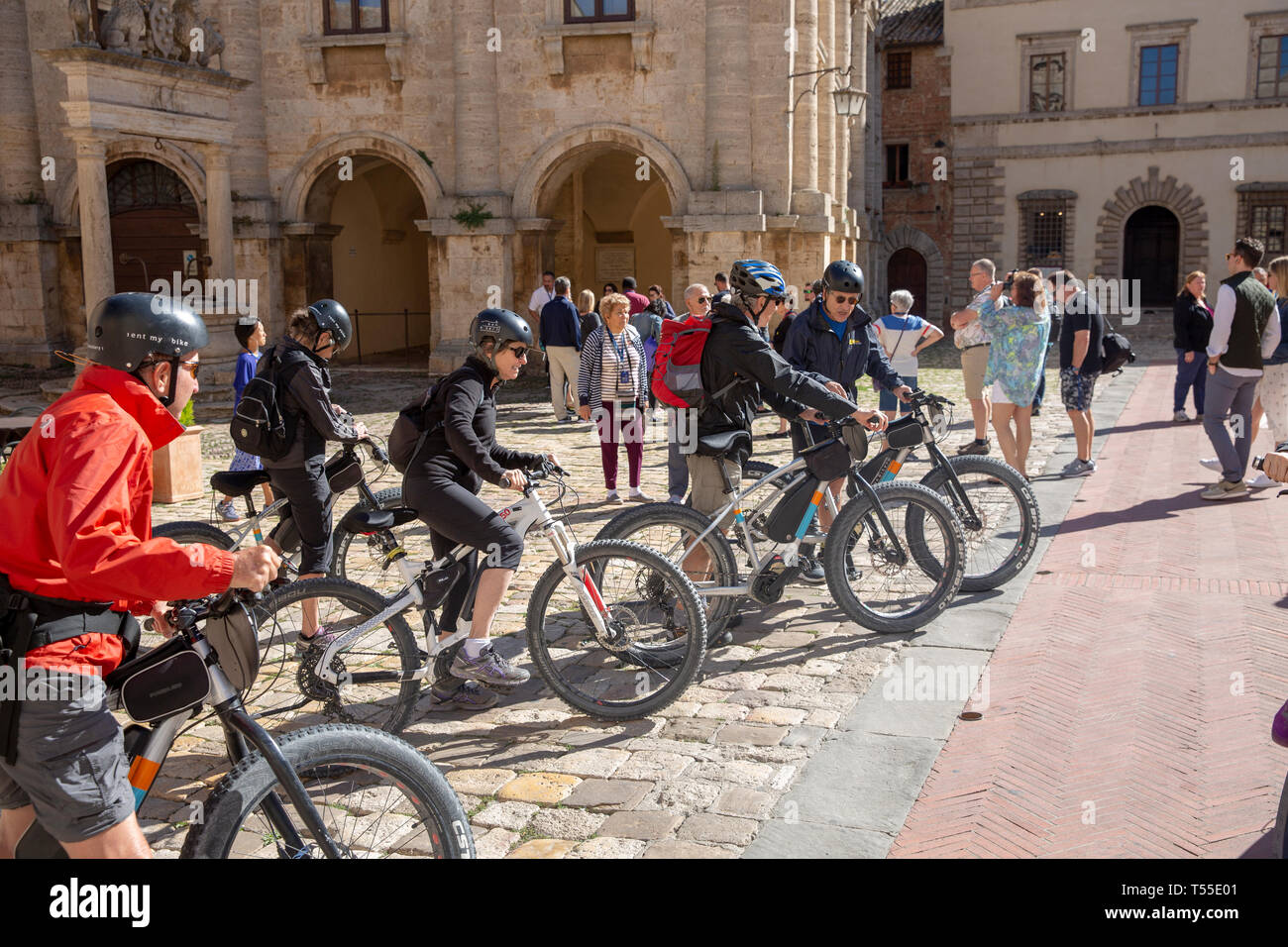 Montepulciano, Radtour mit Urlaubern vorbereiten, ihre Fahrräder außerhalb des Stadtzentrum, Toskana, Italien zu fahren, Europa Stockfoto