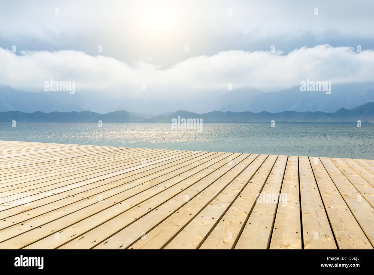 Holzboden Plattform und See mit Himmel Hintergrund Stockfoto