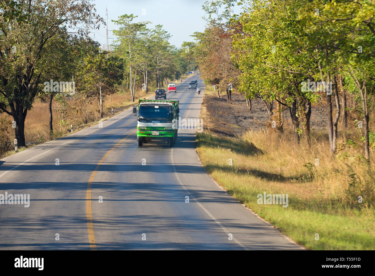 KAMPHENG PHET, THAILAND - Dezember 26, 2018: Straße Landschaft in sonniger Tag. Zentral Thailand Stockfoto