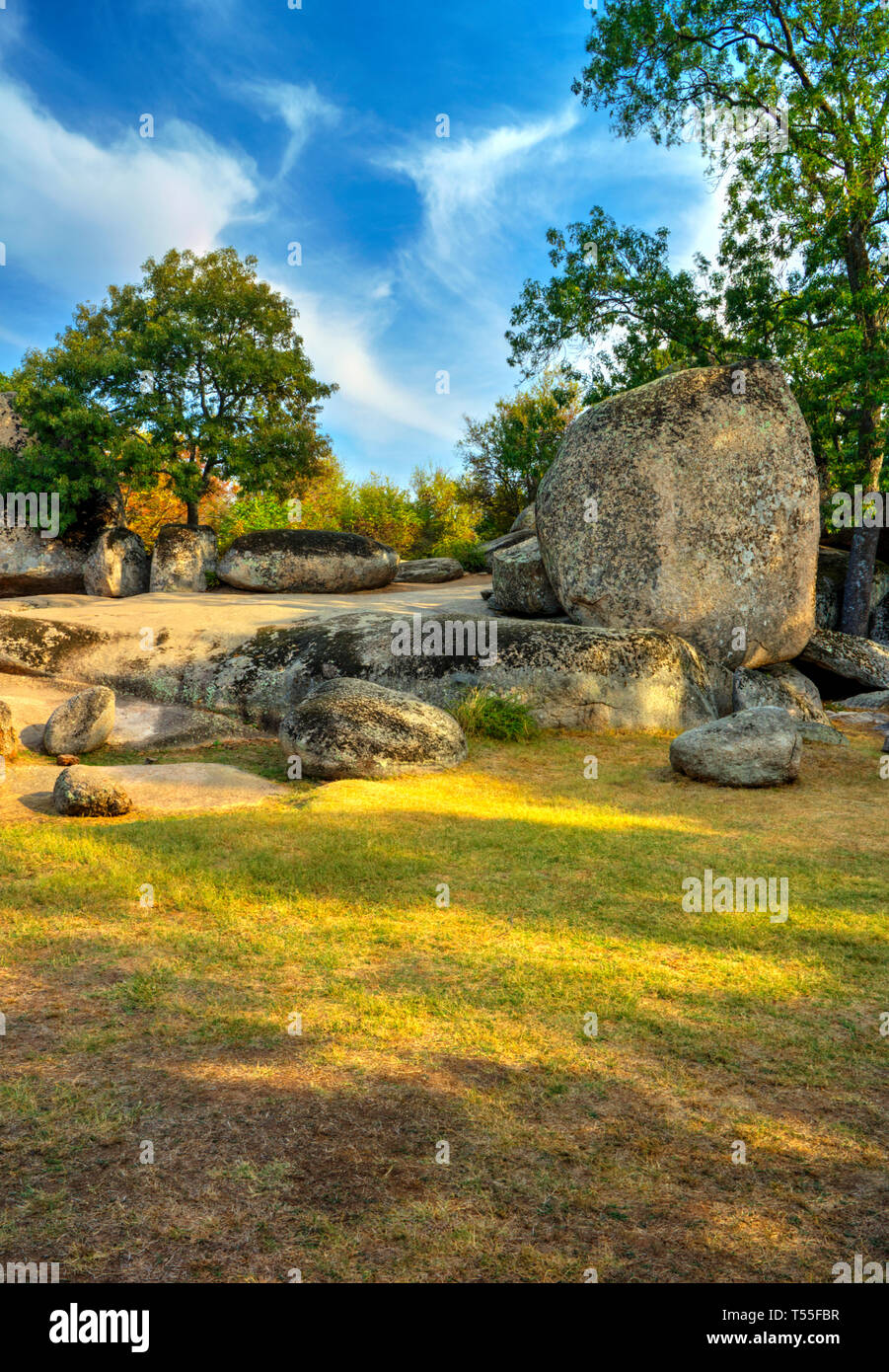 Schöne Landschaft mit den thrakischen Heiligtum Beglik Tash in Bulgarien Stockfoto