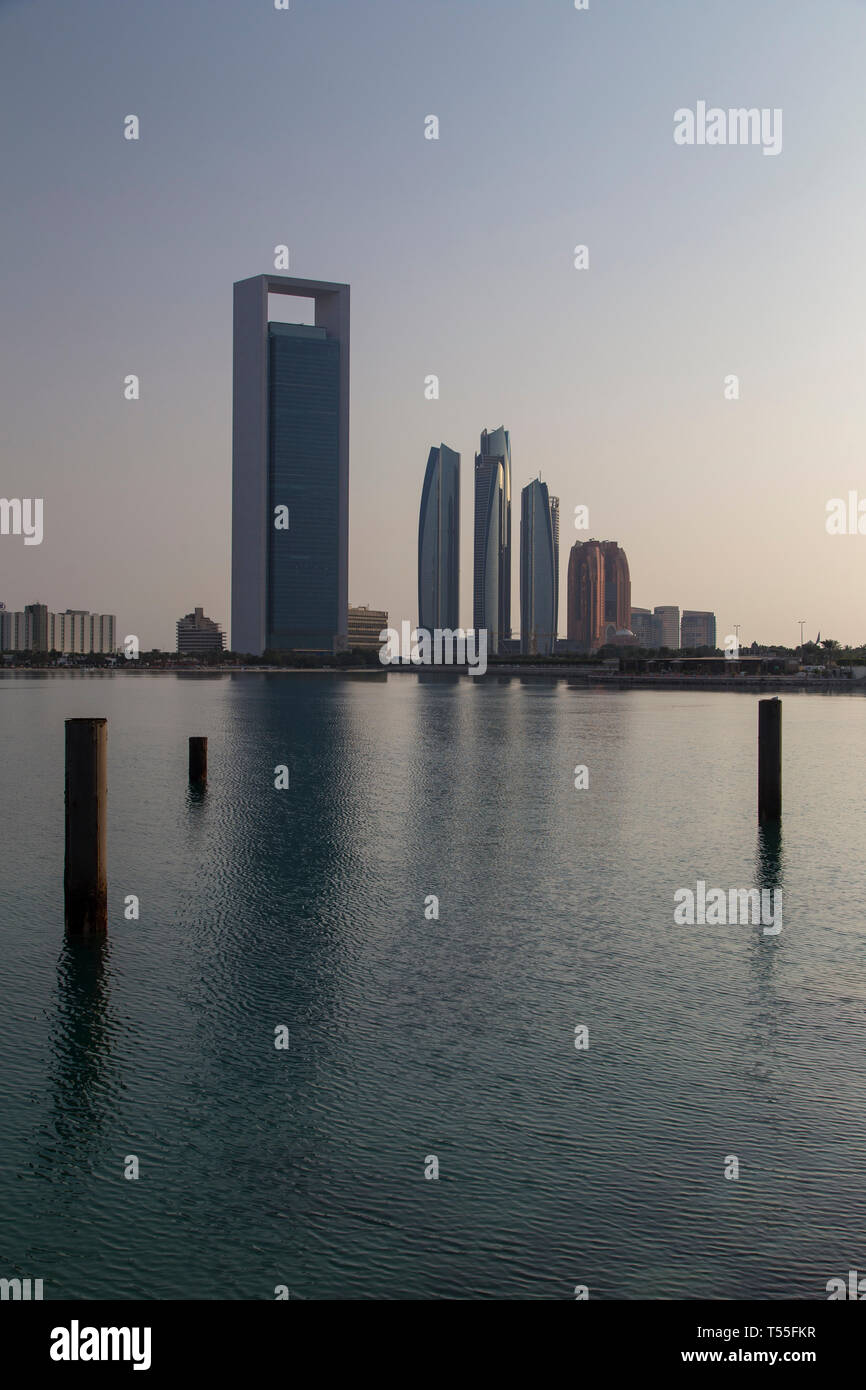 Vae, Abu Dhabi, Stadtzentrum Skyline mit Eithad Towers Stockfoto