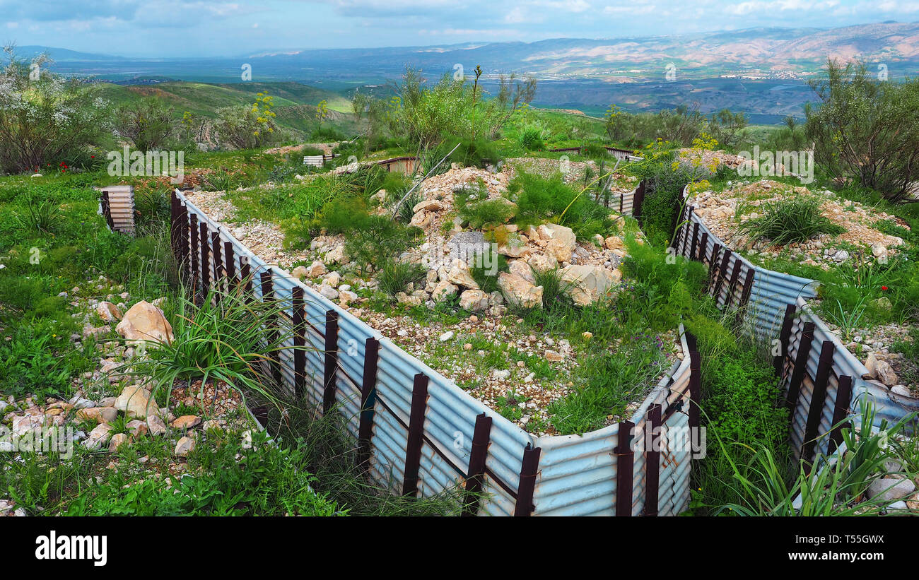 Jordanische alte militärische Gräben in Israel. Bleibt der Krieg in Israel an der Grenze zu Jordanien. Stockfoto