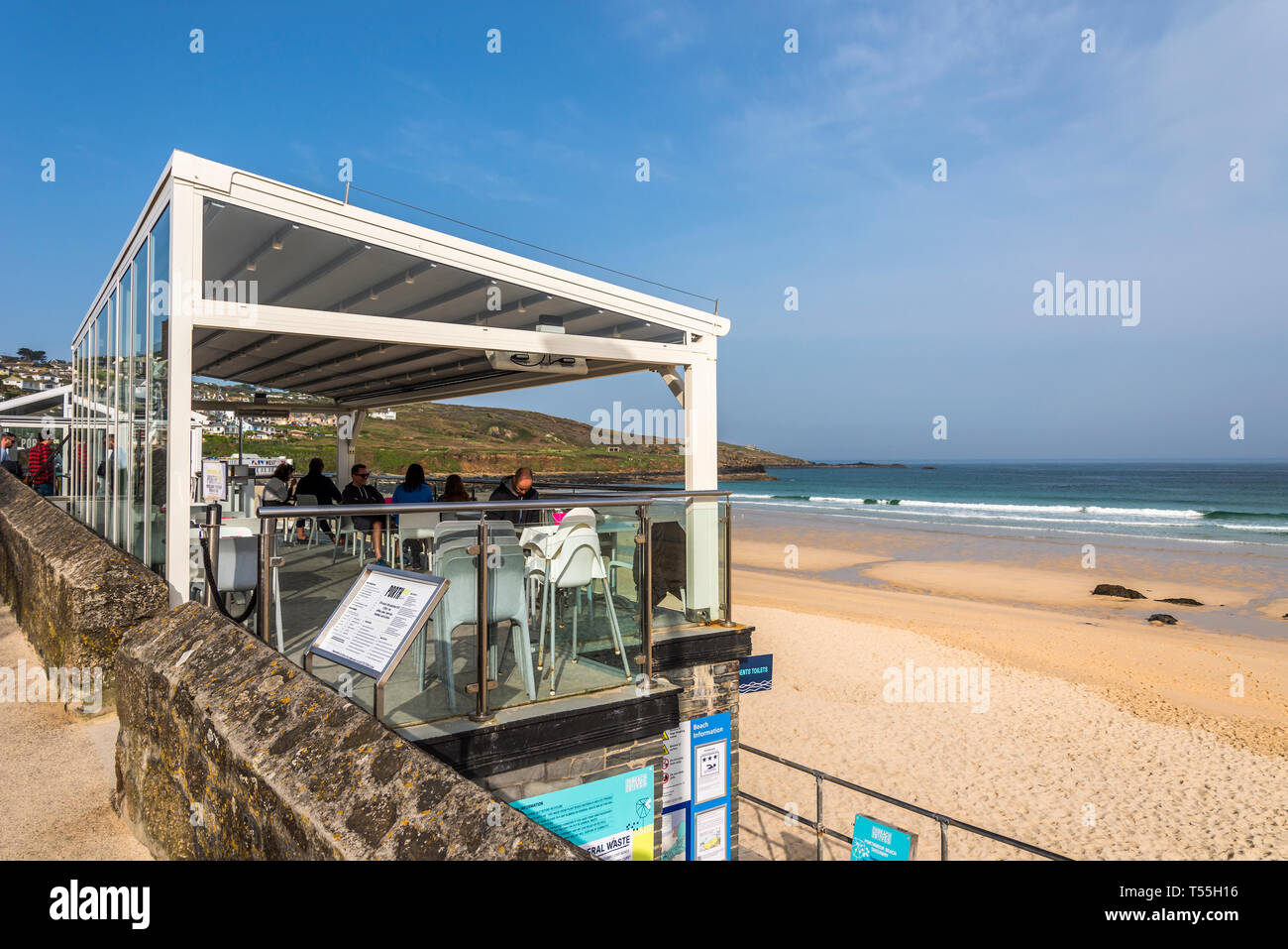 Frühstück mit Aussicht, Porthmeor Beach Cafe Porthmeor St. Ives, Cornwall UK Europa Stockfoto