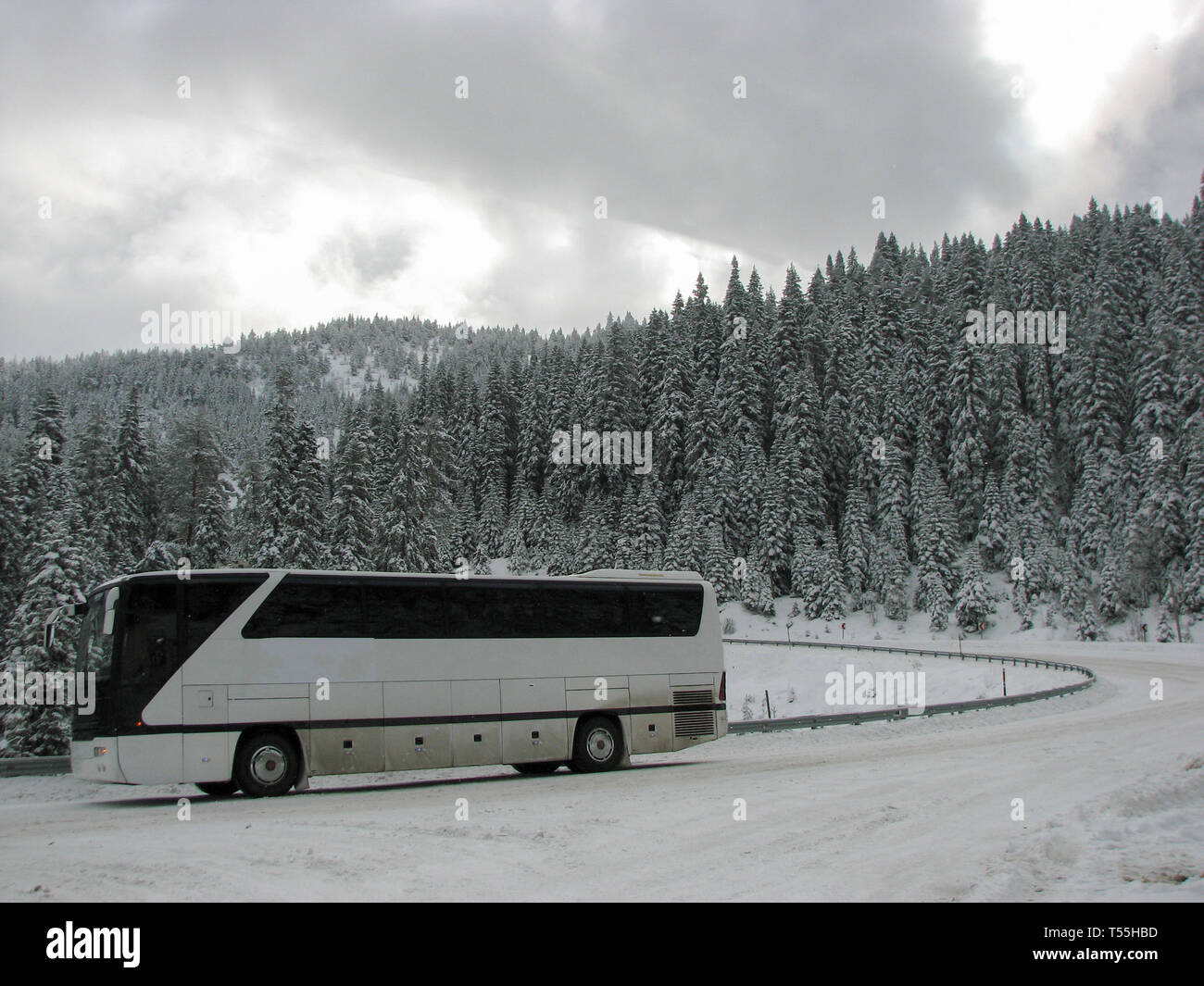 Bus auf Snowy Mountain Road - Jahreszeit Winter am Ilgaz Berge, Kastamonu, Türkei Stockfoto