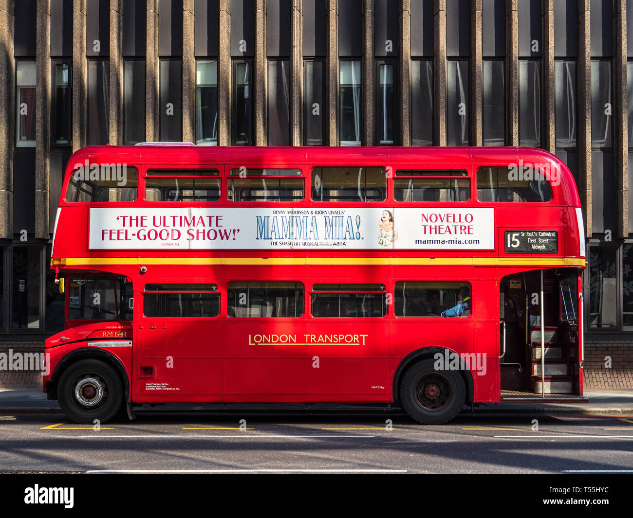 Der klassische Londoner Routemaster-Bus wird noch auf der historischen Route 15 im Zentrum Londons zwischen dem Trafalgar Square und dem Tower Hill eingesetzt Stockfoto