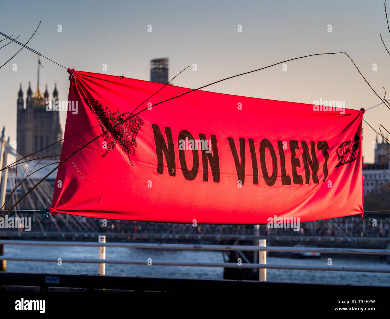 Gewaltlosen Protest Banner am Aussterben Rebellion Protest auf der Waterloo Bridge im April 2019. Stockfoto