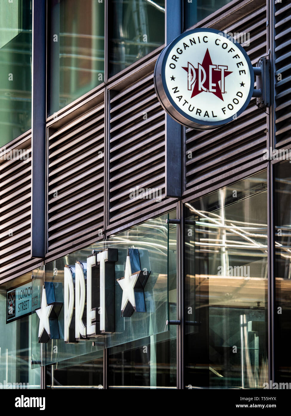 Pret a Manger - ein Zeichen und Star Logo außerhalb einer Pret a Manger Kaffee und Essen in die Innenstadt von London. Stockfoto