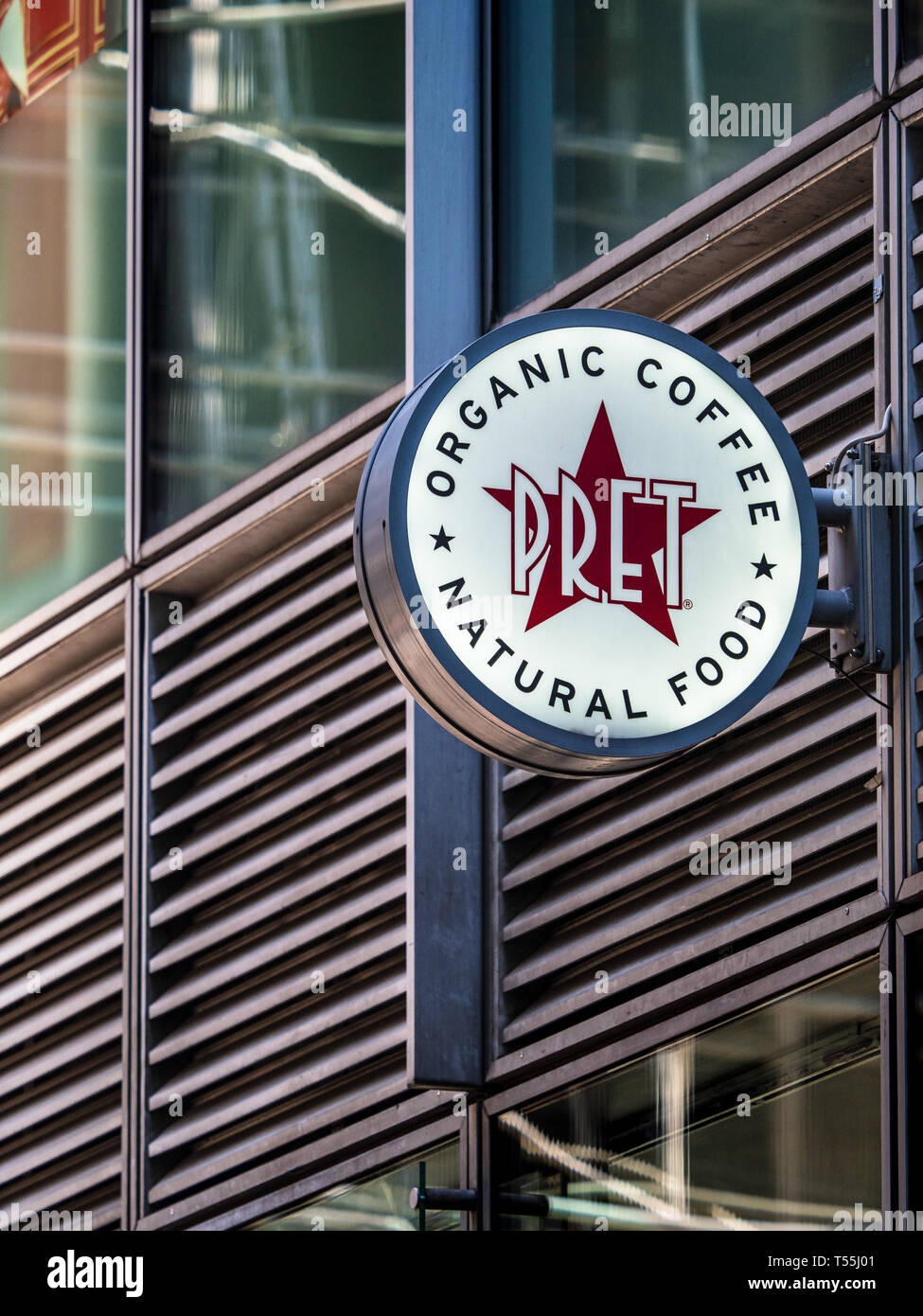 Pret a Manger - ein Zeichen und Star Logo außerhalb einer Pret a Manger Kaffee und Essen in die Innenstadt von London. Stockfoto