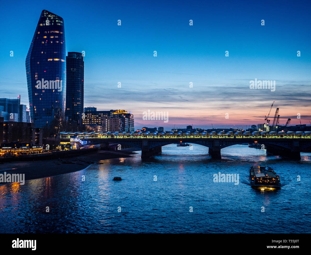 London Themse und Southbank Skyline London South Bank RIver Thames View einschließlich der South Bank Tower, eines Blackfriars Stockfoto