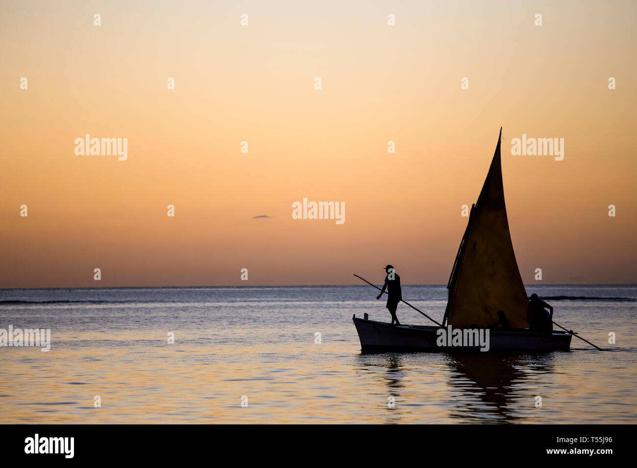 Bootsfahrt auf der Lagune in Mont-Choisy Beach, Mauritius, Indischer Ozean. Stockfoto