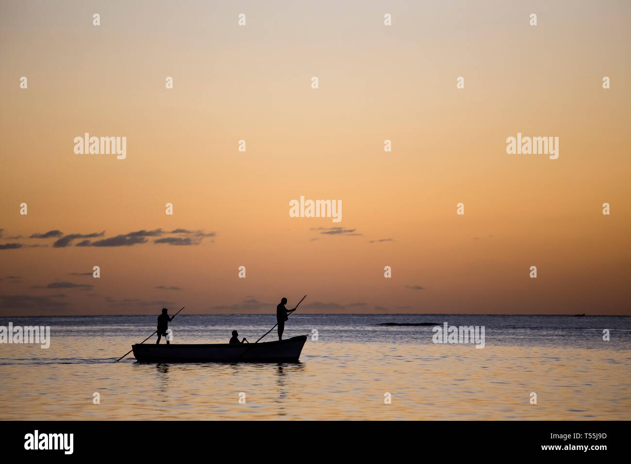 Bootsfahrt auf der Lagune in Mont-Choisy Beach, Mauritius, Indischer Ozean. Stockfoto