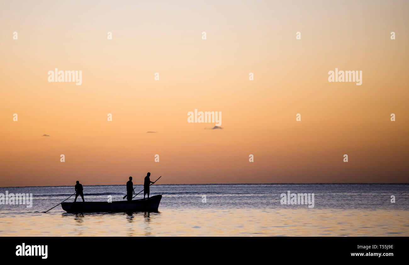 Bootsfahrt auf der Lagune in Mont-Choisy Beach, Mauritius, Indischer Ozean. Stockfoto