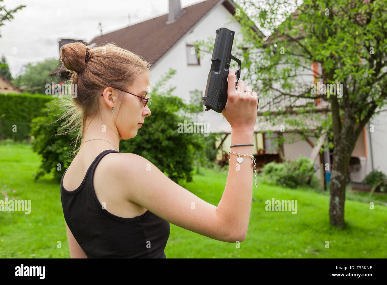Jugendlicher Mädchen mit Gewehr auf die Bereit Stockfoto
