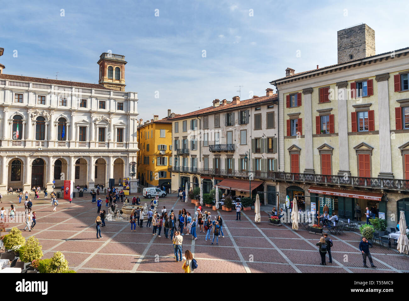 Bergamo, Italien - 18 Oktober, 2018: Blick auf die Piazza Vecchia in Oberstadt Citta Alta Stockfoto