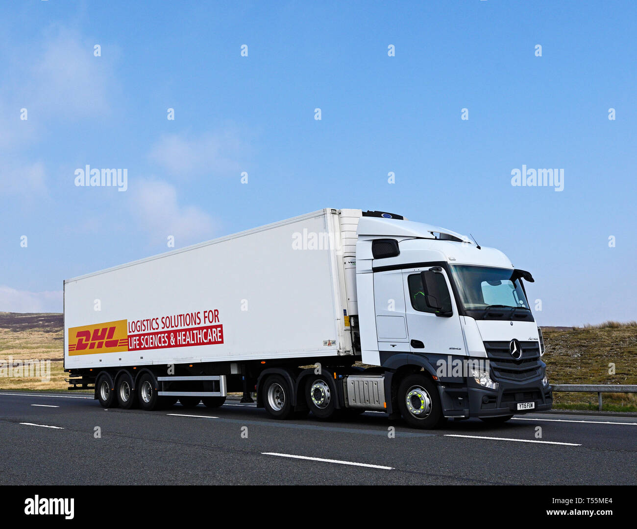 DHL Logistik Lösungen für Life Sciences and Healthcare HGV. Autobahn M6 Richtung Süden, Shap, Cumbria, England, Vereinigtes Königreich, Europa. Stockfoto