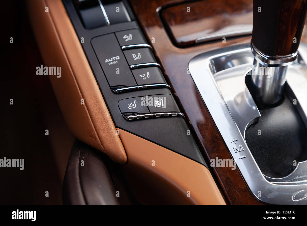Nowosibirsk, Russland - 04.12.2019: Der Innenraum des Autos Porsche Cayenne 958 2011 Jahr mit Blick auf die Sitzheizung und Belüftung Tasten, dashbo Stockfoto