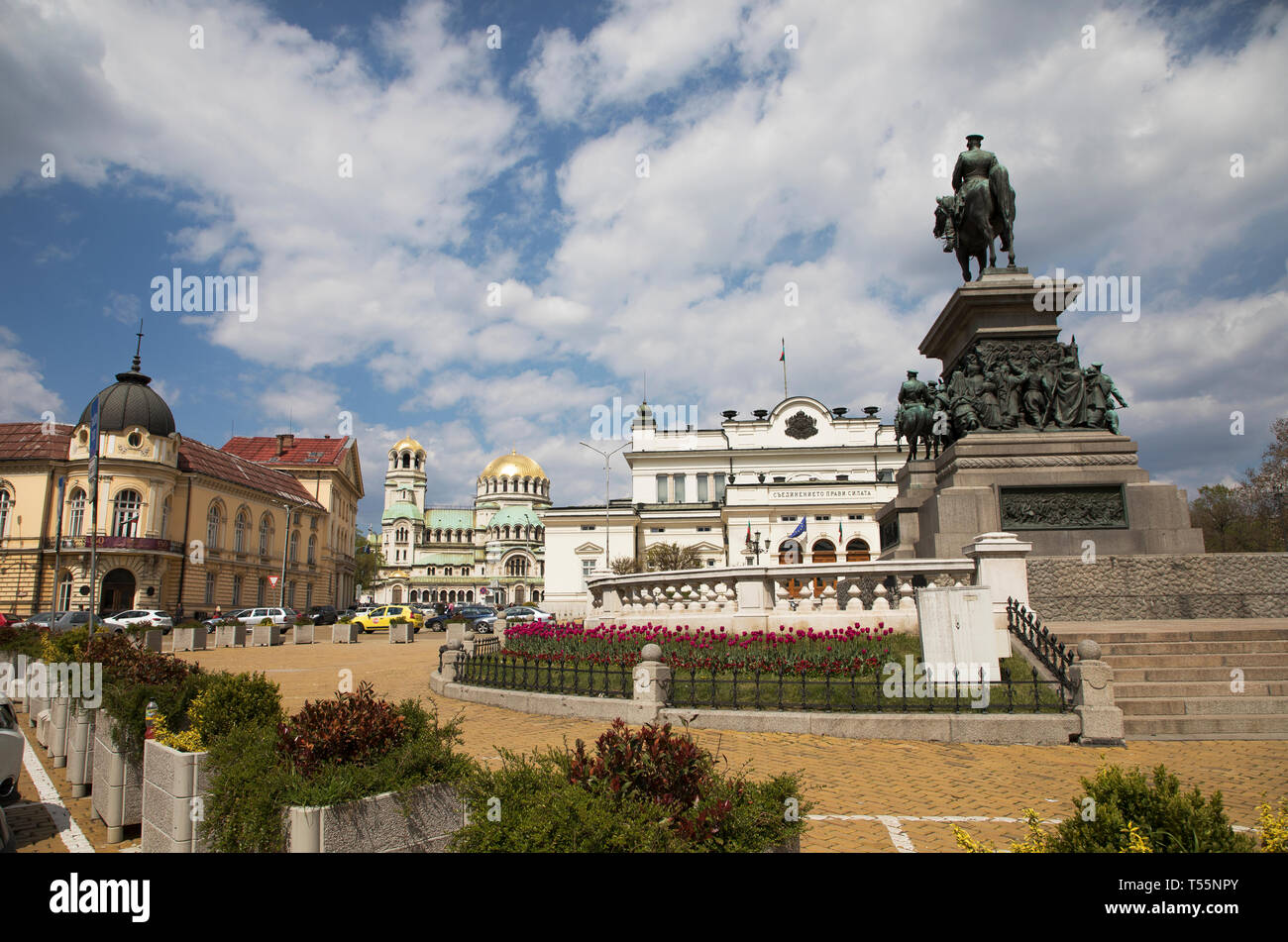 SOFIA, Bulgarien - 21 April, 2019: Blick auf das Parlament, Denkmal für Zar Befreier, Alexander Nevsky Memorial Tempel Stockfoto