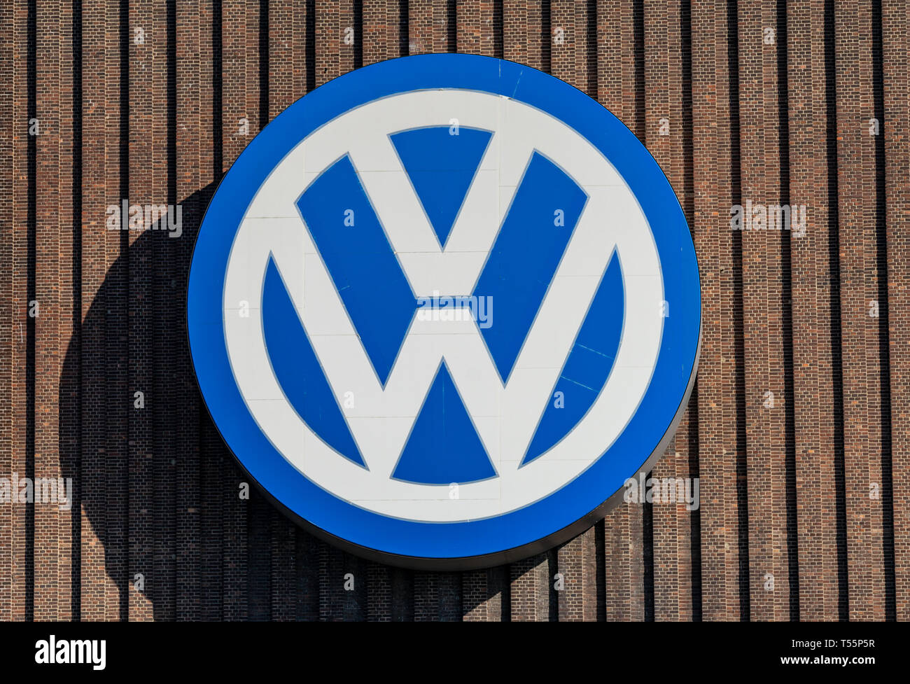 Wolfsburg, 20. April, 2019: Das Feld der Volkswagen VW Marke auf der Mauer von dem Kraftwerk der Autofabrik Stockfoto