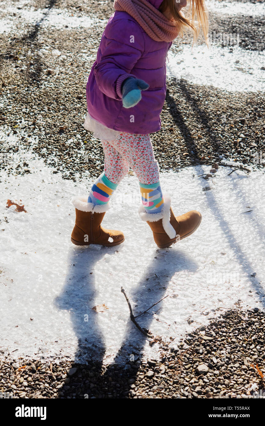 Mädchen mit purpurroten Mantel Wandern im Schnee Stockfoto