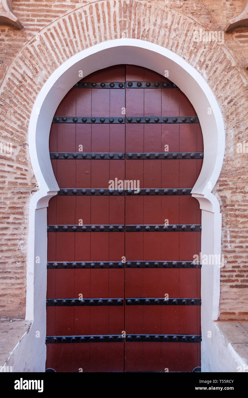 Hölzerne Tür der Koutoubia Moschee in Marrakesch, Marokko Stockfoto