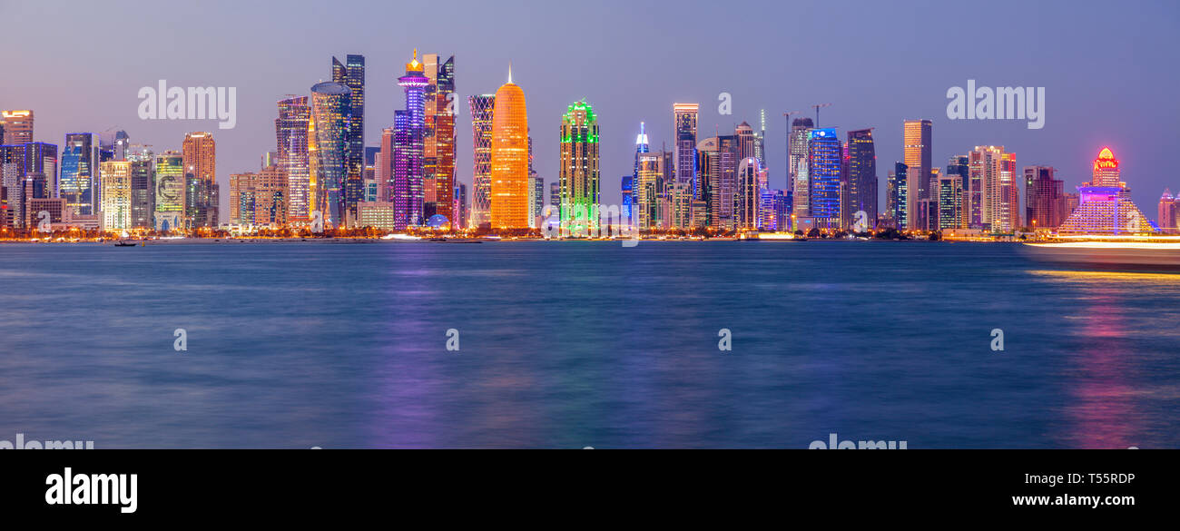 Sonnenuntergang Skyline von Doha, Katar Stockfoto