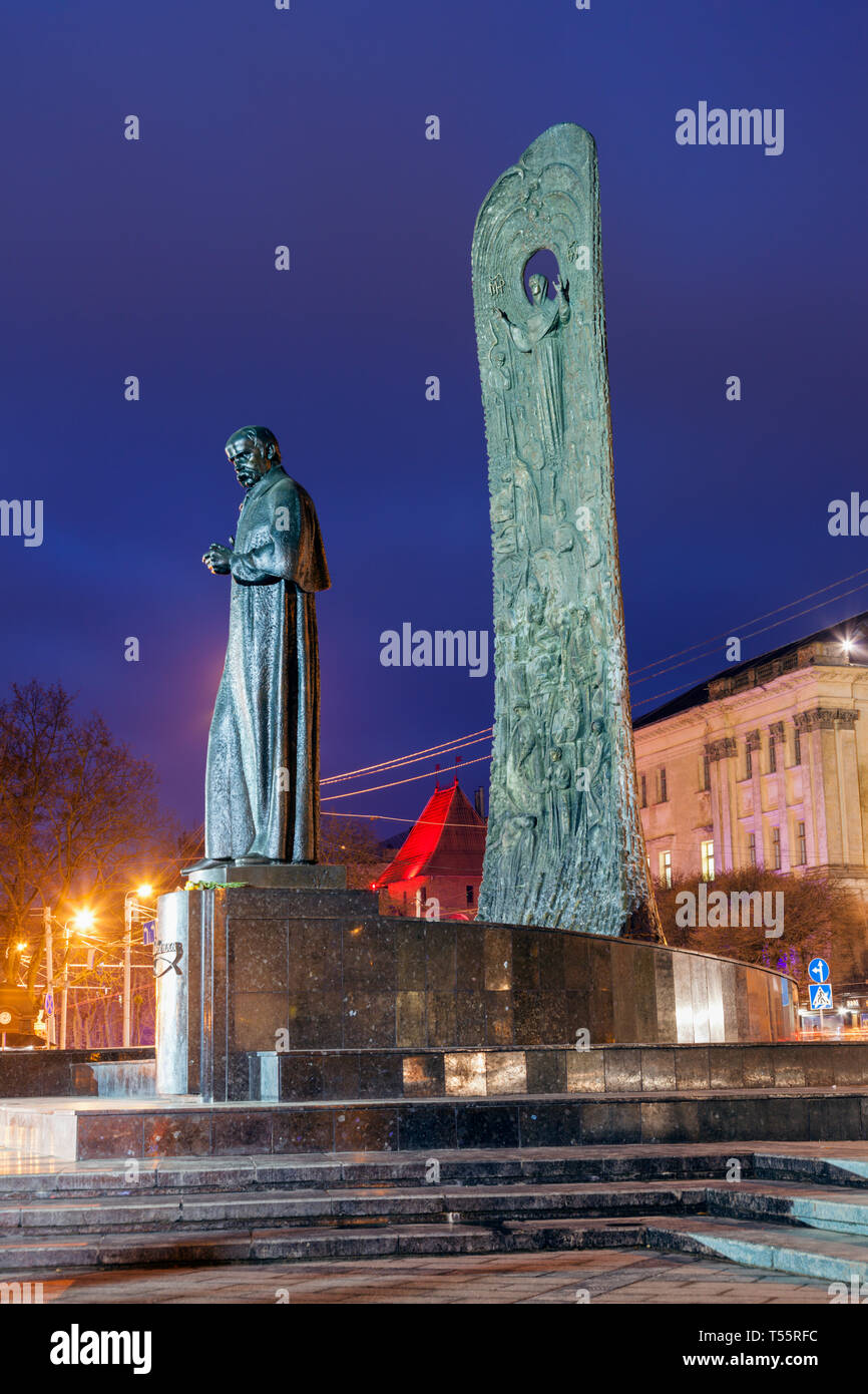 Taras Shevchenko Monument, das sich in der Nacht in Lemberg, Ukraine Stockfoto