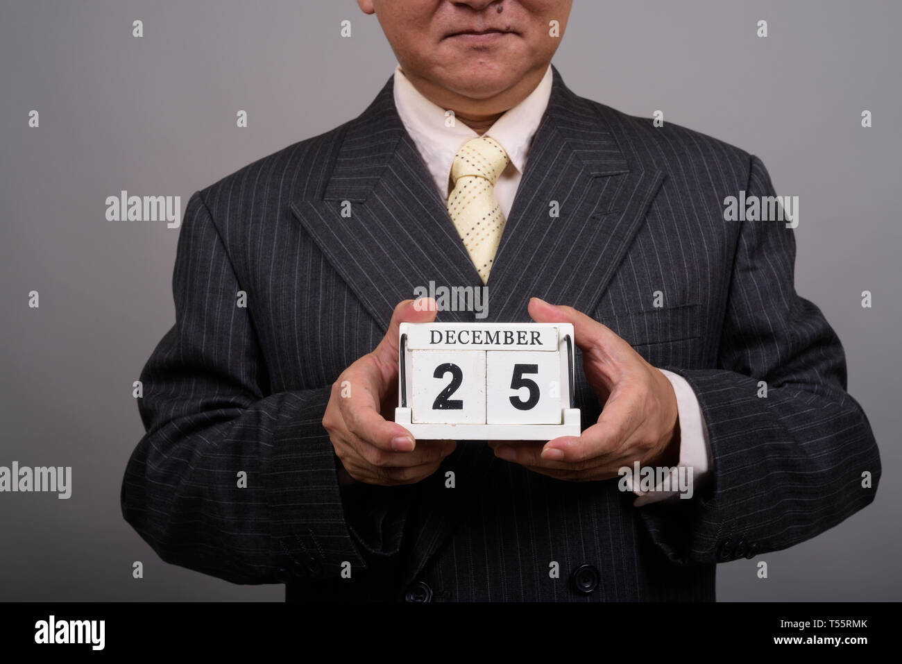 Hände von Reifen asiatische Geschäftsmann holding Kalender Blöcke gege Stockfoto