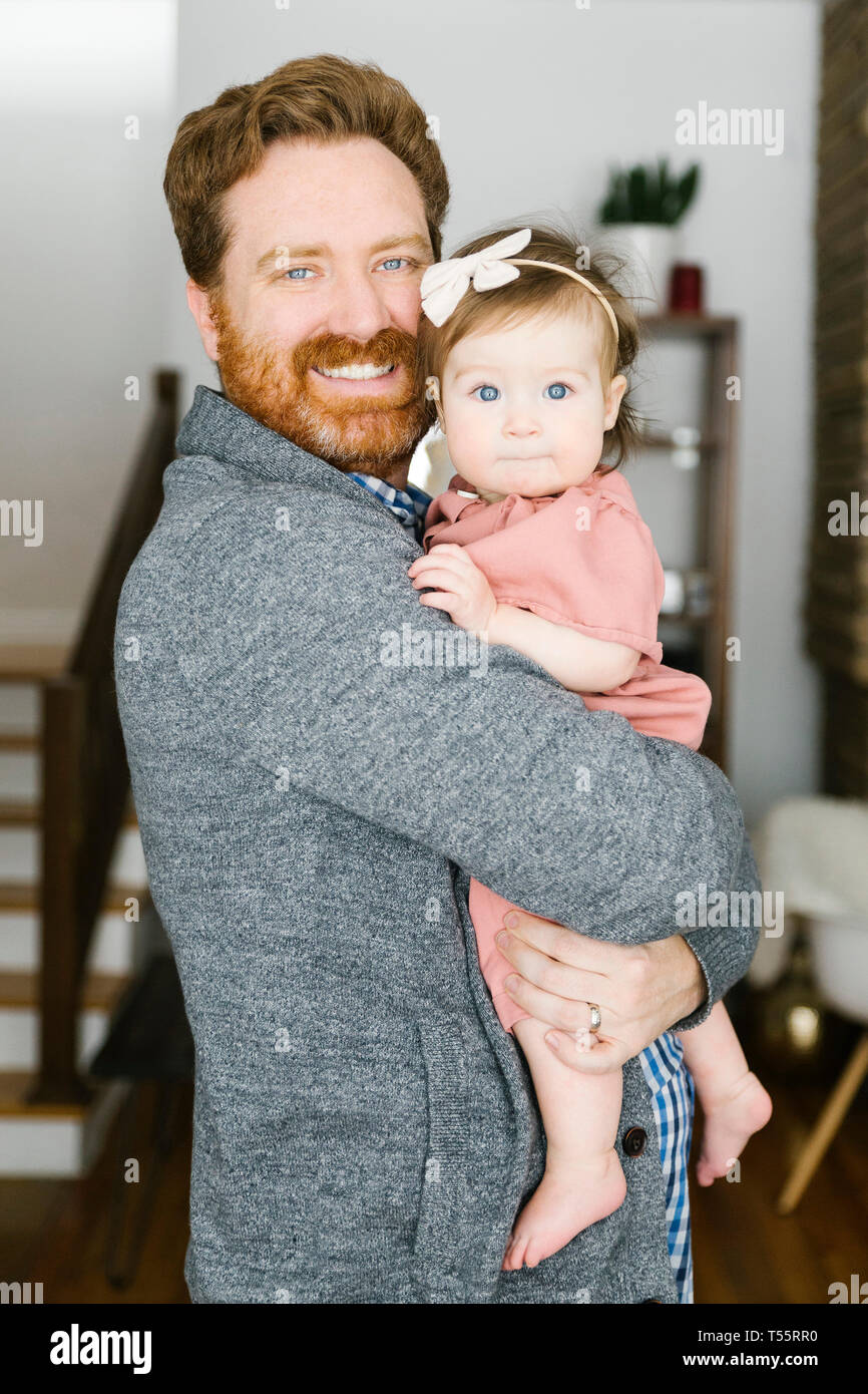 Lächelnd Vater, der sein Baby girl Holding Stockfoto