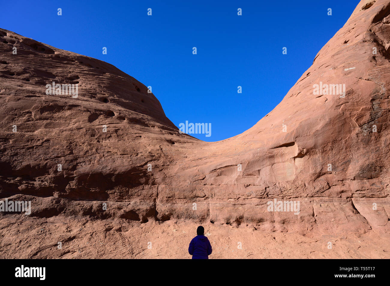 Silhouette einer Frau durch die Felsformation im Monument Valley, Arizona, USA Stockfoto