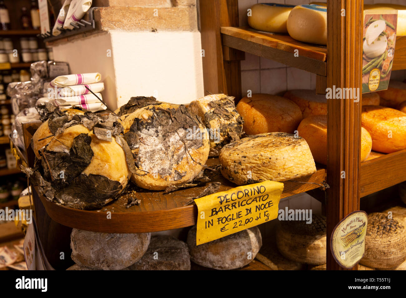 Italienische Käsesorten Pecorino Käse in einer cheesemonger Shop in Pienza, Toskana, Italien Stockfoto