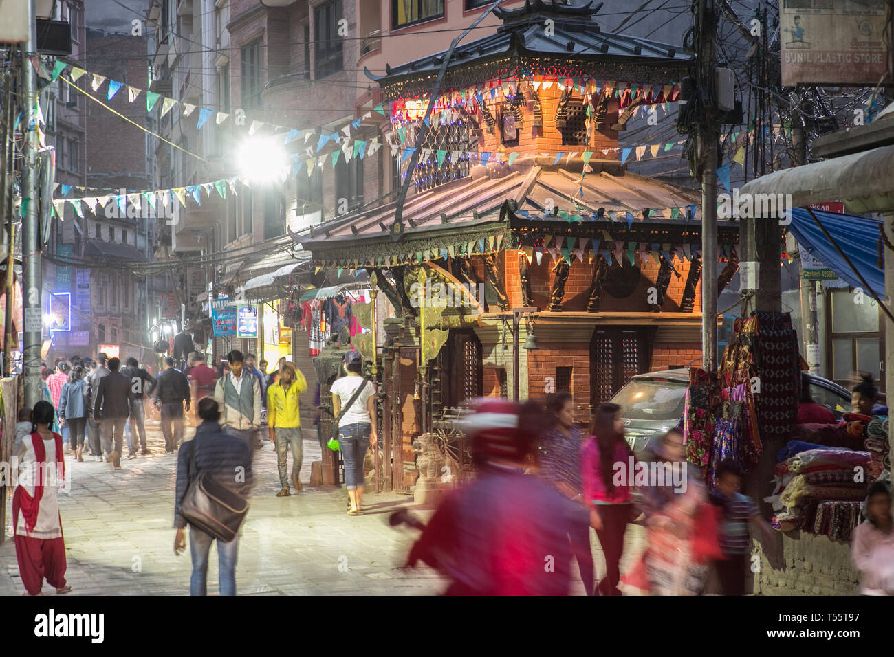 Einem überfüllten Straße in den Abend neben einem Tempel im Touristenviertel Thamel in Kathmandu, Nepal Stockfoto
