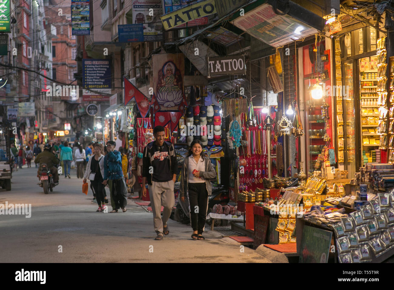 Speichert und Touristen im Stadtteil Thamel in Kathmandu, Nepal Stockfoto