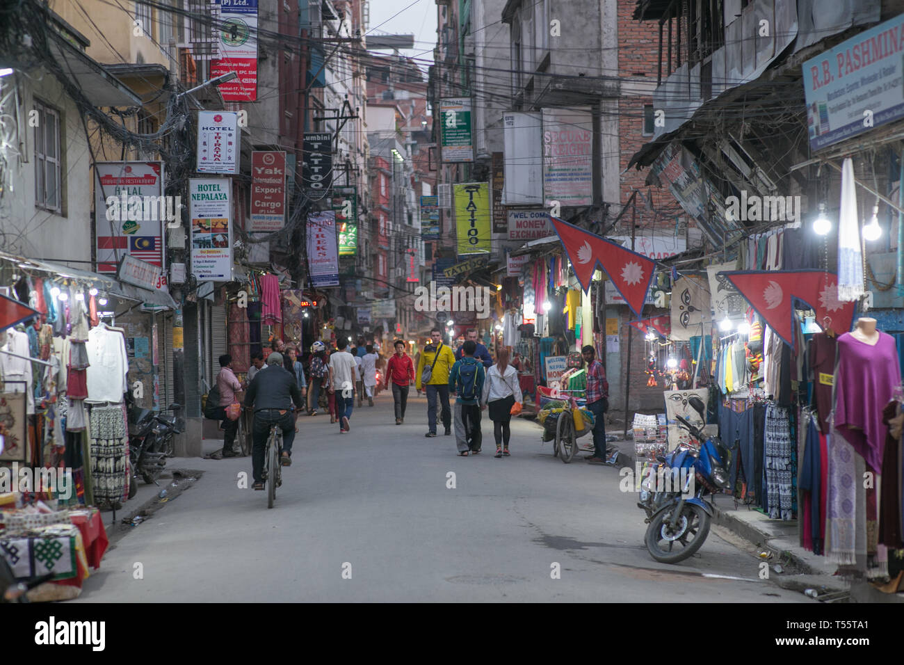 Am späten Nachmittag auf einer belebten Straße in Kathmandu, Nepal. Stockfoto