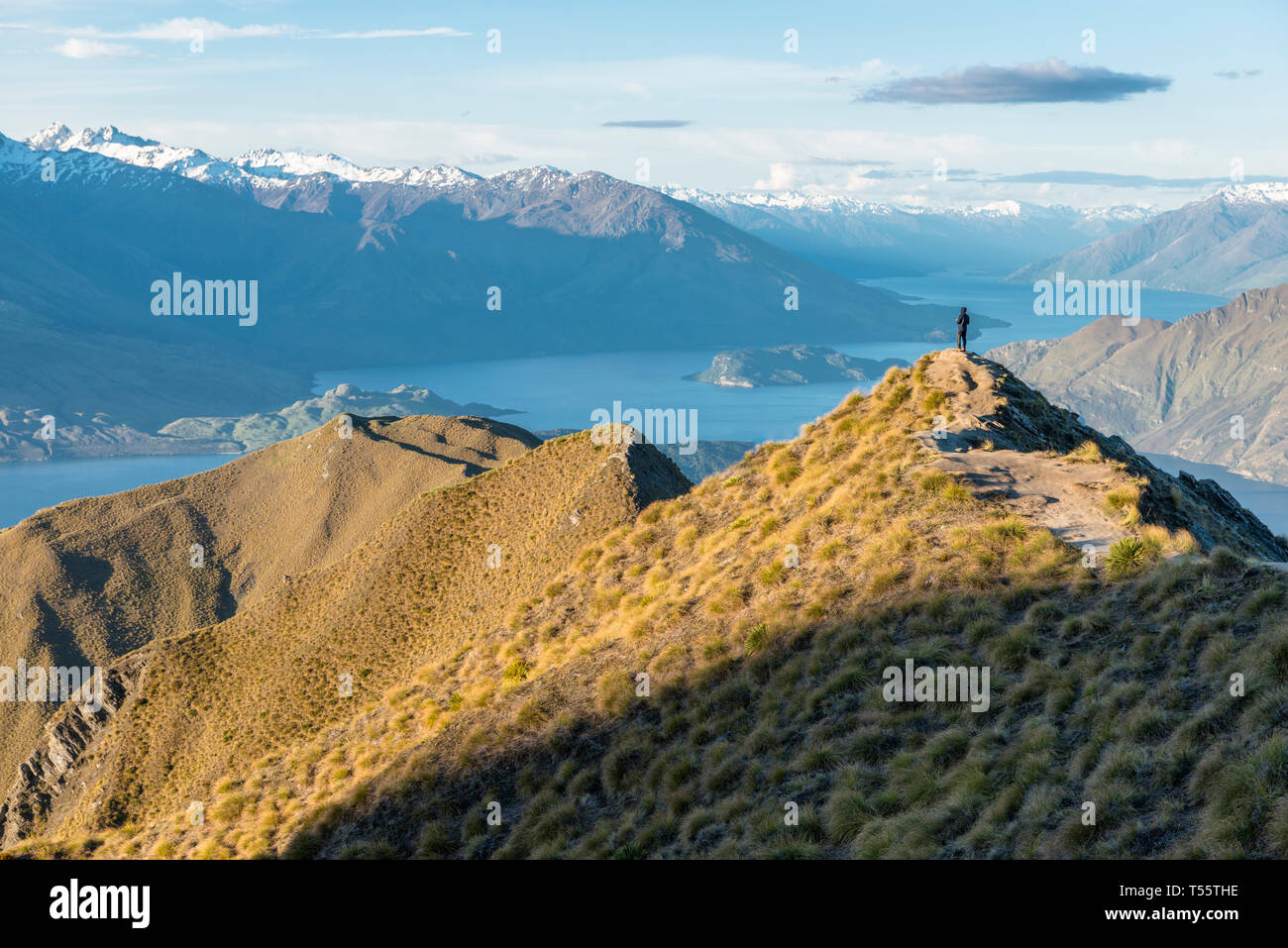 Mann, der am Berg von Lake Wanaka, Neuseeland Stockfoto