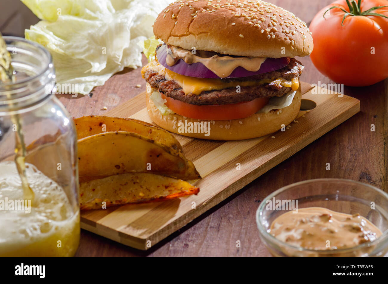 Burger und Bier zapfen mit Kartoffeln Pommes frites und chipotle pepper Mayo, kopieren Raum Stockfoto