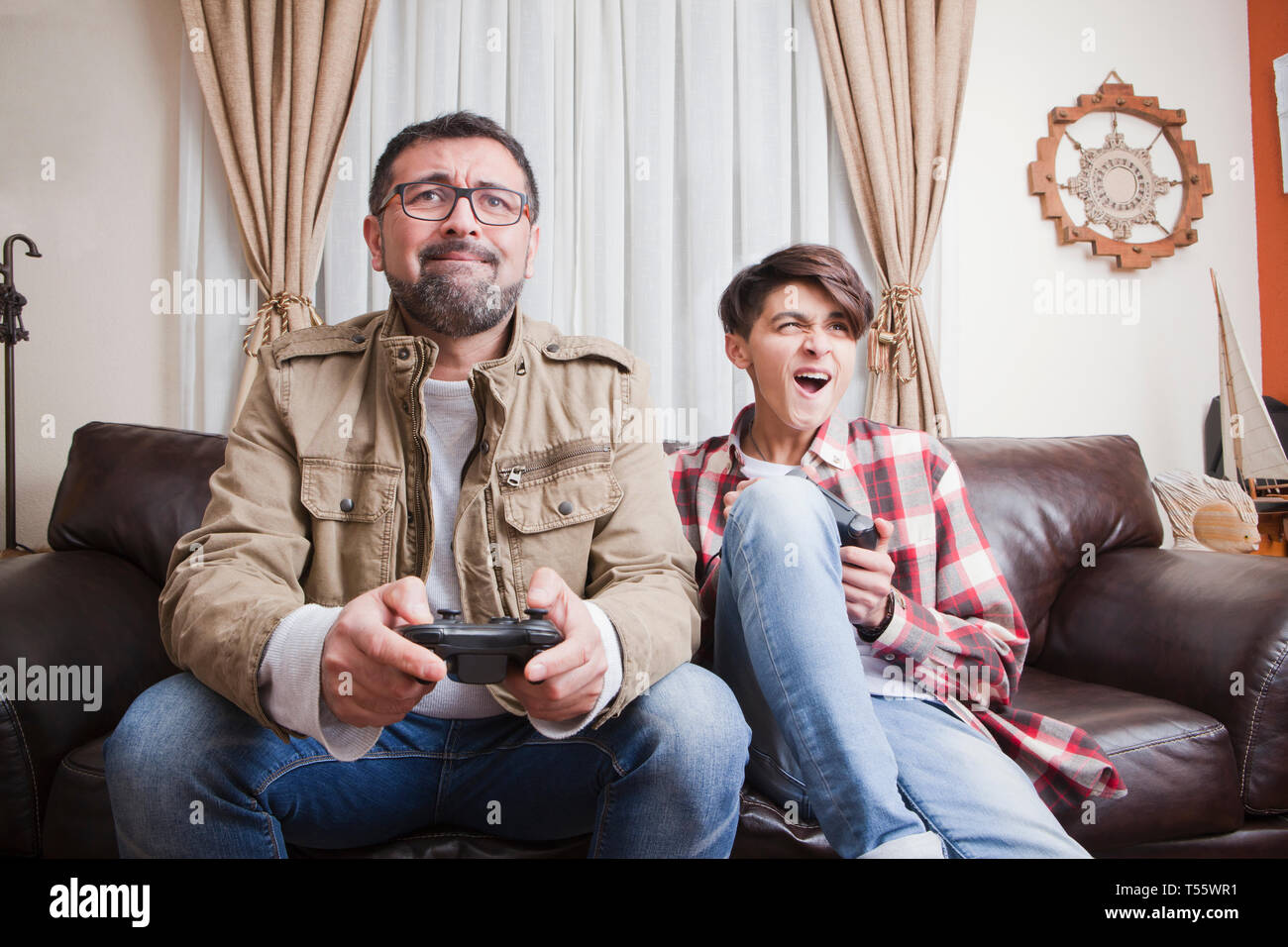 Vater und Sohn spielen Videospiel Stockfoto
