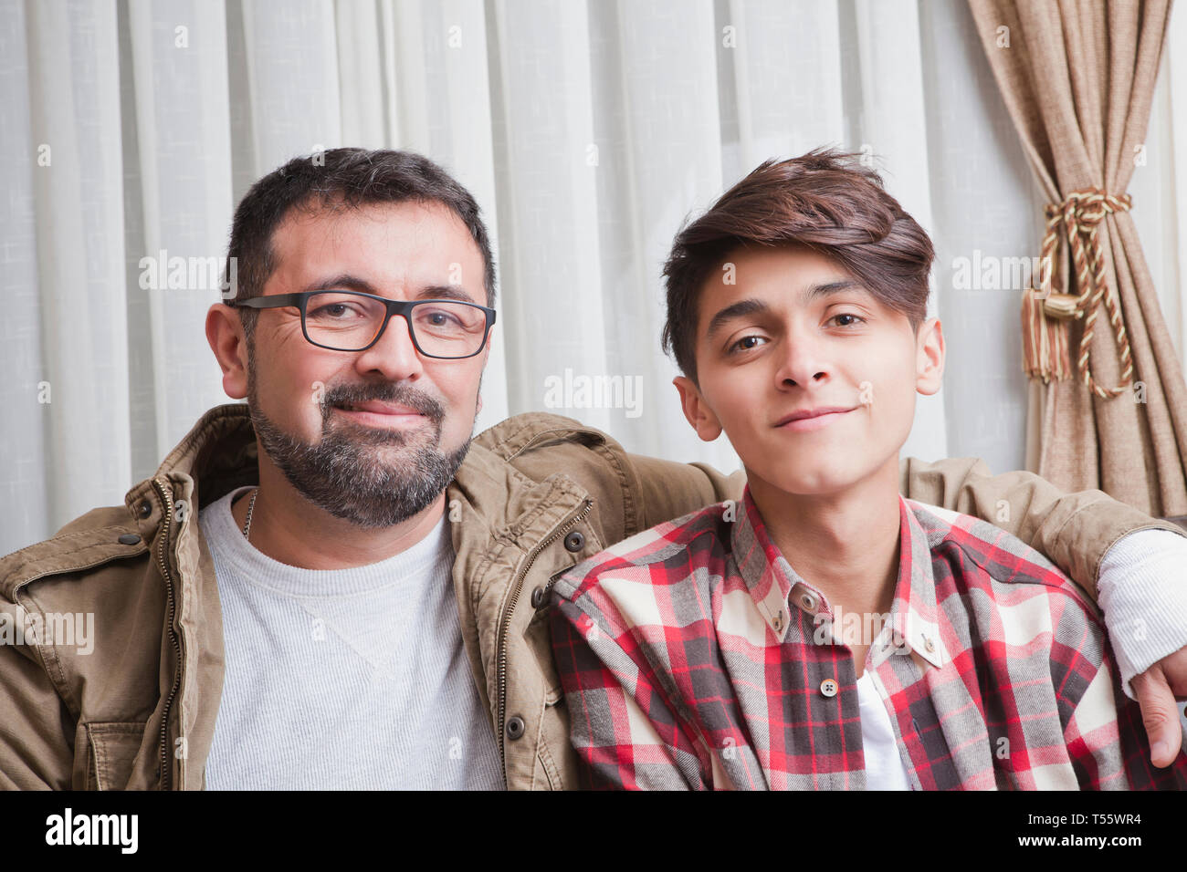 Portrait von Vater und Sohn im Teenageralter Stockfoto