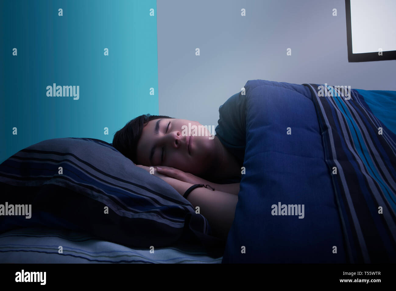 Jungen im Bett schlafen Stockfoto