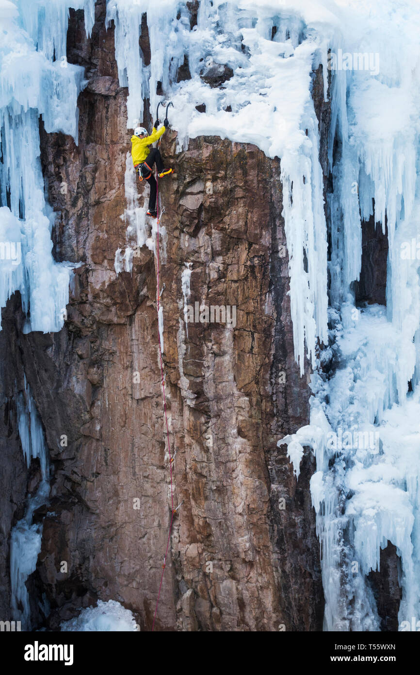 Man Eis in Ouray, USA Klettern Stockfoto