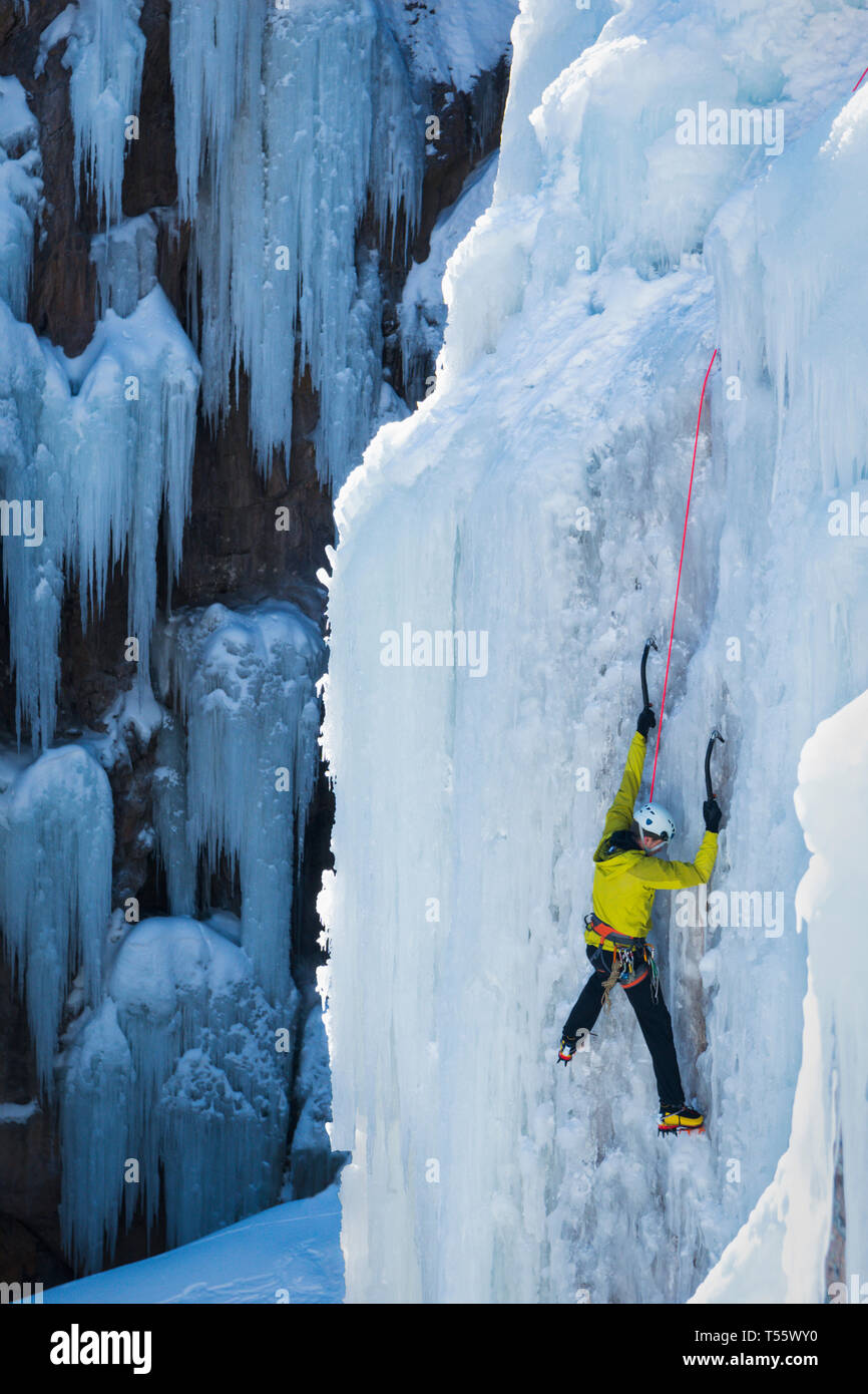 Man Eis in Ouray, USA Klettern Stockfoto