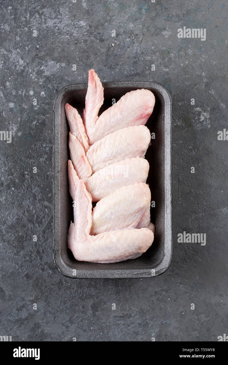 Rohe Hühnerflügel im Bräter Stockfoto