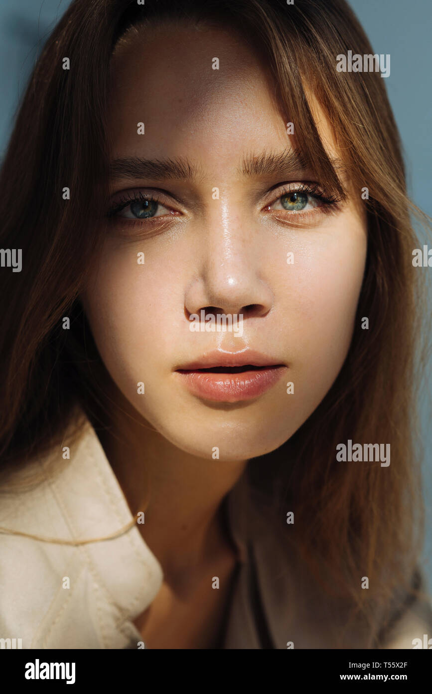 Porträt der jungen Frau mit natürlichen Make-up Stockfoto