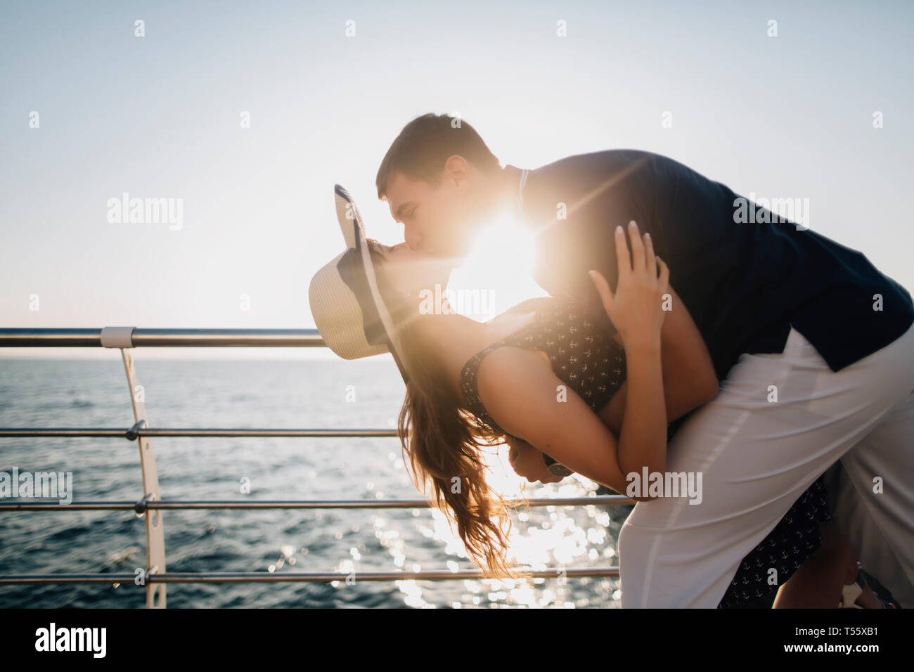 Mann und Frau küssen auf Pier Stockfoto