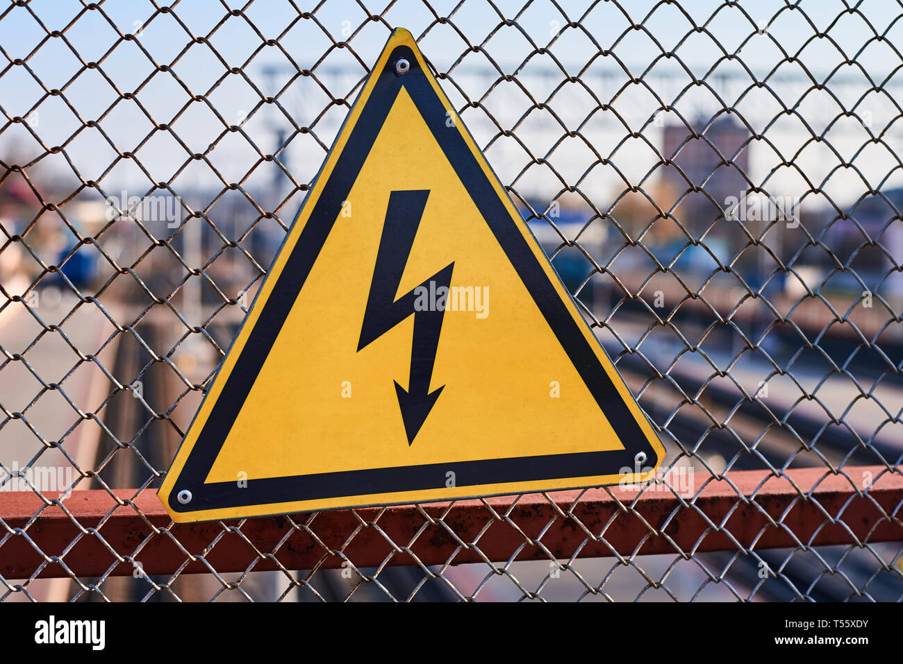 Elektrische Gefährdung unterzeichnen. Blitz auf gelbem Hintergrund. Hohe Spannung Strom am Bahnhof Stockfoto