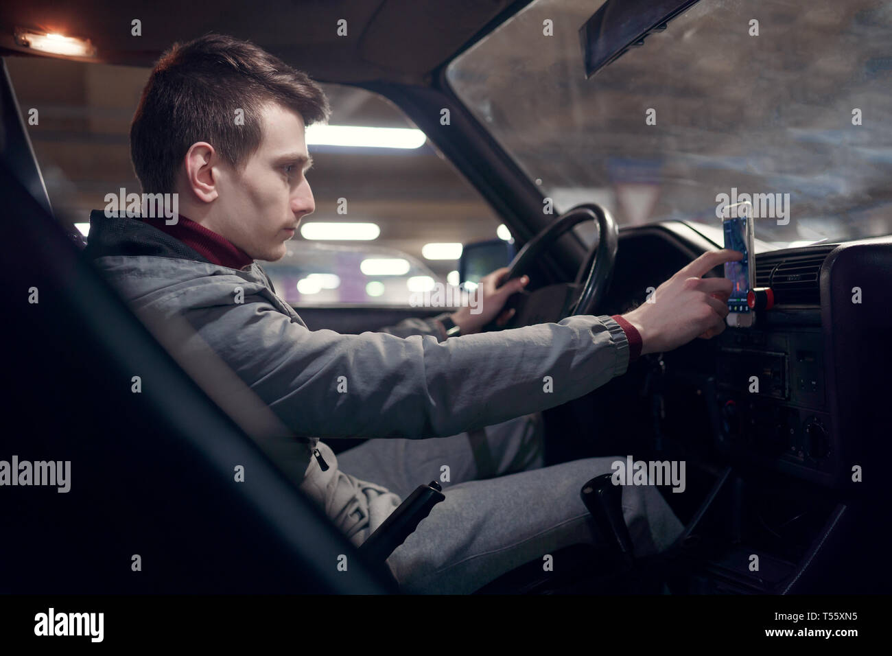 Seite Foto von MAN-Fahrer einrichten Der Navigator beim Sitzen im Auto auf u-Versicherung Stockfoto