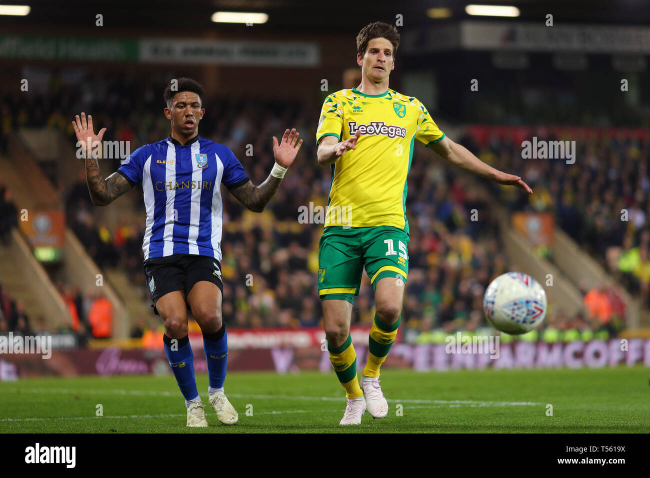 Tim Krul von Norwich City und Liam Palmer von Sheffield Mittwoch - Norwich City v Sheffield Mittwoch, Sky Bet Meisterschaft, Carrow Road, Norwich - 19 t Stockfoto