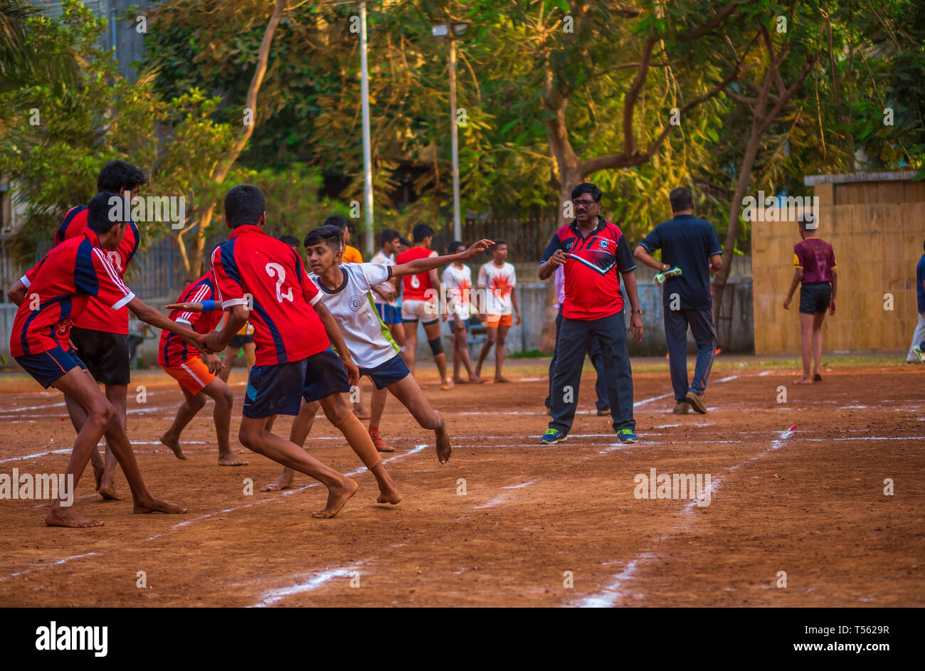 Mumbai, Indien - 12. April 2019: Indias regionaler Sport Kabaddi durch Kids auf lokaler Mumbai Masse praktiziert Stockfoto